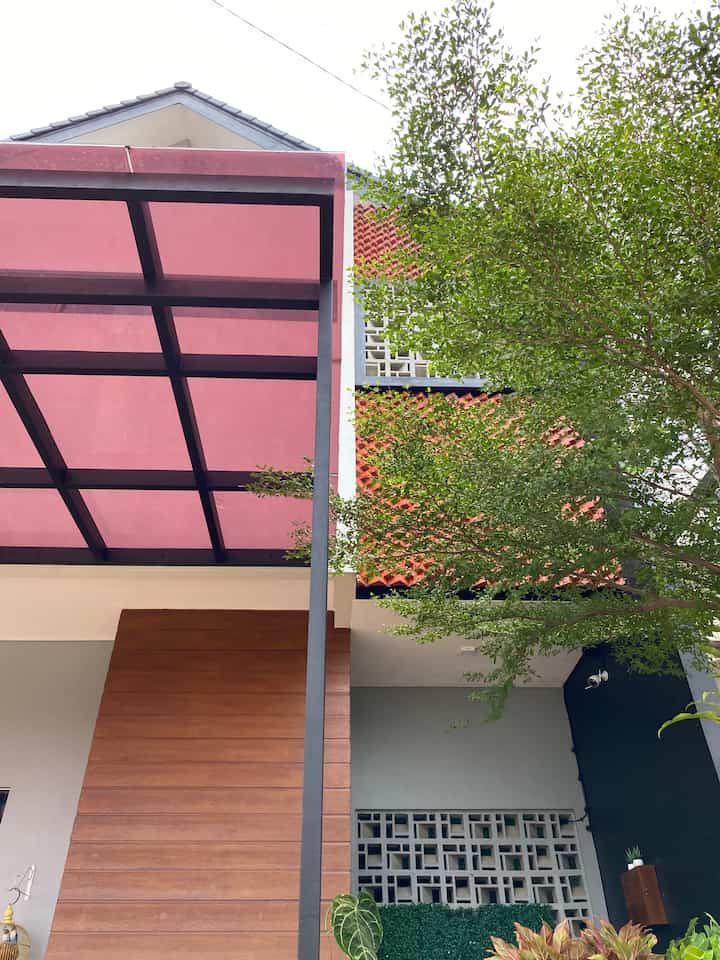 Rumah asri ala pesona jiten

Karena keterbatasan taman di rumah ku
Agar suasana rumah tetap adem dan asri
Aku tanam pohon ketapang dan juga koleksi beberapa tanaman hias

Selain itu terdapat nilai estetik ketika pohon ketapang sudah setinggi fasad rumah
Fasad rumahku menggunakan bata merah ekspose

#fasad
#rumahasri
#homedecor
#rumahdenganpekarangan 
#rumahsejuk
#pohonketapang
#depanrumah
#bsd
#homedekortaman