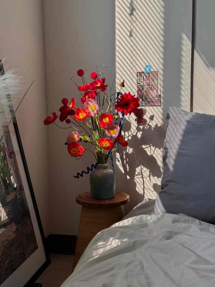 Side table cuman modal 30 ribuan, ini sebenarnya tempat sampah motif kayu, dialih fungsikan menjadi side table, posisi tempat sampah dibalik lalu diatasnya di taruh piring kayu ✨ dan agar terlihat lebih fancy aku taruh vas bunga dengan warna pop. Viber ruangan langsung berbeda.

 #FancyBudgetMinim #LowEffortFancy
#SpillDecorLowBudget #selasarapt #tinyapartment #kamartidur #roommakeover