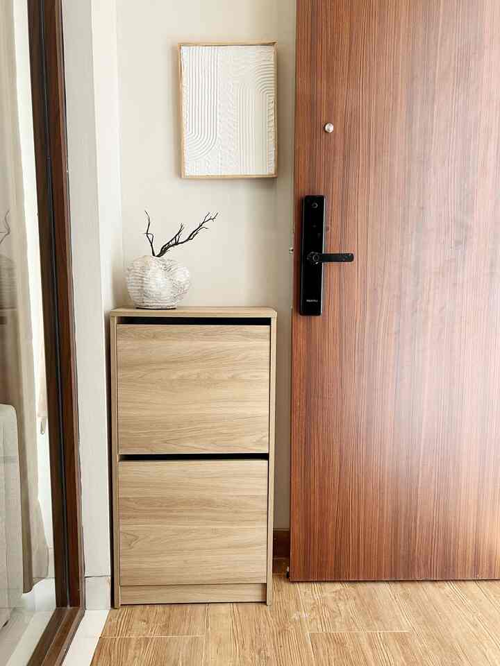 Tema rumah ini japandi minimalis,, oleh karena itu untuk kami memilih benda2 yang mengandung warna kayu dan putih untuk dekorasinya agar telihat japandi,, untuk penataan barang2 juga tidak terlalu banyak untuk menunjukan akssn minimalisnya,, Barang2 dekoratif yang kami gunakan dapat dibeli di market place dengan harga yang affordable,, #decorativeitem #roomstyling #roomdecor