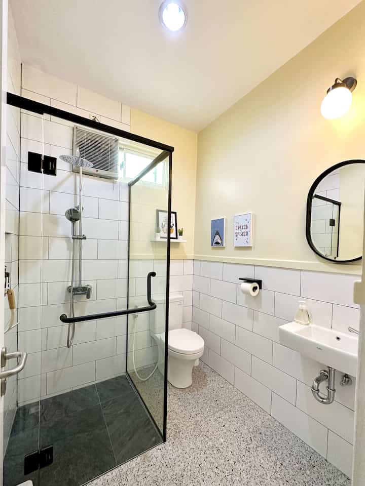 Kamar mandi di kamar anak 
#kamarmandianak 
#classicvintage
#rumakoes
#rumahcluster
#jakarta
#nirogranite
#idekamarmandimungil