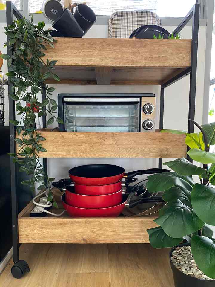 Ide Space Troley untuk Rumah Industrial    ✨

Secara Konsep Rumahku Awal itu Tema Industrial jadilah Ku bikin salah satu Area untuk Space barang" dapur dengan rak Troley yg terbuka ini. 
 
tadinya ga akan ku taro taneman. tapi karena untuk menutup beberapa barang yg menurutku kurang aesthetic jadi ku tambahkan daun Fejka Ikea yg merumbai Kebawah. walaupun ga sampe nutup colokan listrik kulkas 😅

#insdustrial #rumahindustrial #dapur #peralatandapur 