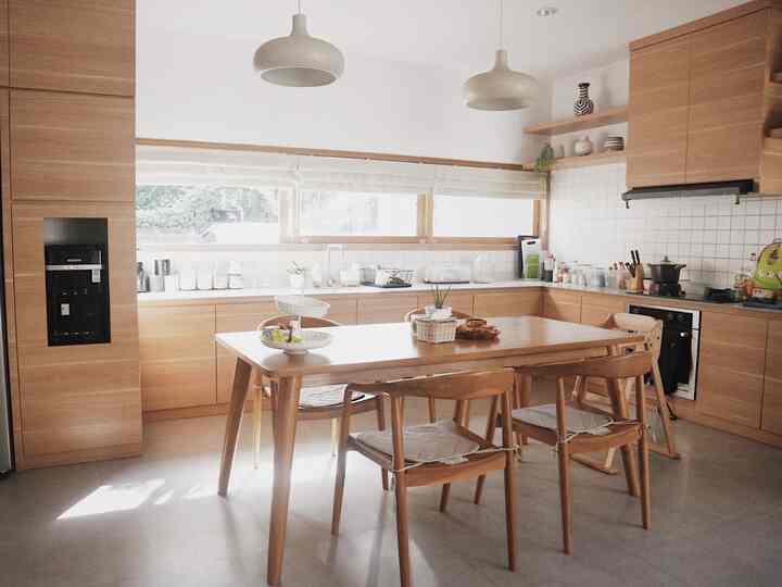 Ini area dining room yang nyatu sama kitchennya kloofliving. Jadi kita pake material kayu dan motif hpl kayu buat bikin dining room dan kitchen kita terasa hangat. Karena warna-warna kayu ini selain pengan dapet look japandi banget, tapi bikin suasana dan vibes yang warm. Barang2 dekoratif di ruangan ini yang paling sering dibelanjain, karena printilannya lucu2 sekali buat ngisi ruangan ini. Kita pake 4 kursi + 1 baby chair saja, karena sekarang yang tinggal di rumah pun ga lebih dari jumlah itu jadi kita rasa masih cukup. Penataannya pun sengaja disimpan di tengah2 kitchen supaya kegiatan masak dan makan bisa menyatu ☺️

#KitchenRoomDecor #DiningRoomDecor 
#KitchenIdeas #DiningRoomIdeas
#KitchenInspiration #DiningRoomInspiration #Japandikitchen 