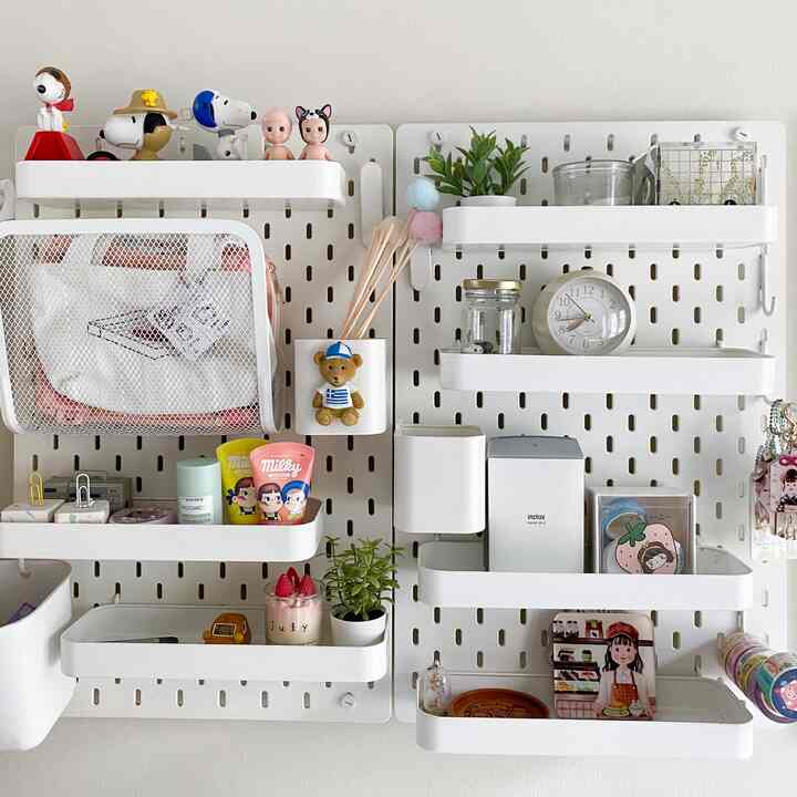 Meskipun rame banyak barang, tapi gak tau kenapa.. liatin pegboard ini tuh bikin mood happy:) 

Dan kali ini aku sedikit merubah skadis board jadi lebih rapih dari biasanya.. dan rubah postcard di board jadi lebih senada 🫶🏻

#rumahkerja #rumahkecil #bandung #greynaehaus #skadis #pegboard #officecorner 