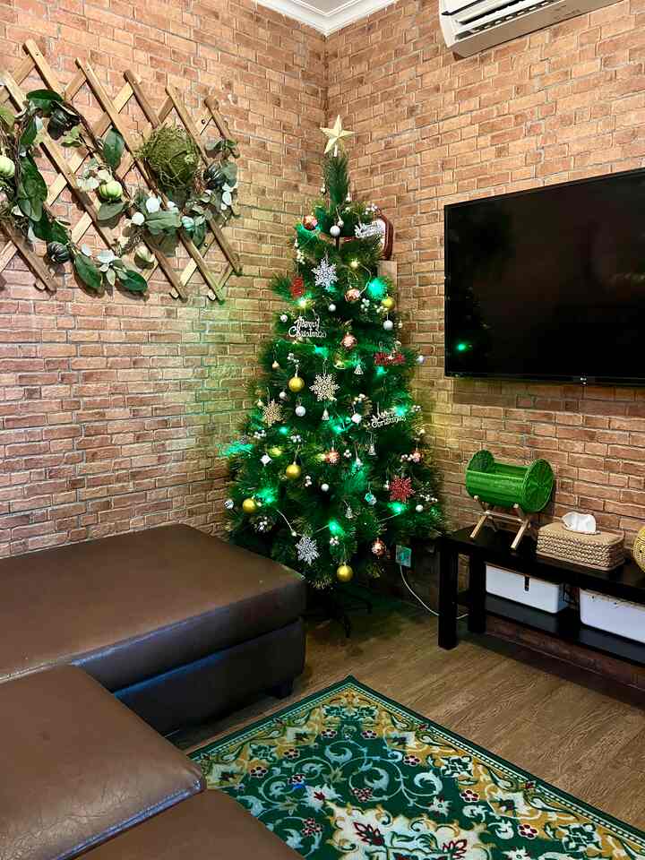 Belum Natal, tapi suasananya udah mulai kerasa, karena emang secinta itu dengan Natal. Belum juga masuk bulan Desember padahal. Pohon Natal yg sederhana saja membuat ruangan semakin menarik.

#tangerang #gadingserpong #industrial #ruangcoklat #ruangtv #livewithkids