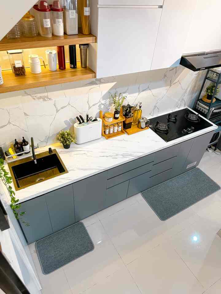 Rumah ini berdiri di lahan dengan luas 96m2. Dalam menata layout ruangan dengan lahan terbatas, kami menerapkan konsep open space dimana tidak ada sekat antar ruangan. Ruang tamu, ruang makan dan dapur terintegrasi menjadi satu area. 
Untuk memaksimalkan space ruangan, kami memanfaatkan area bawah tangga untuk dapur dengan model “I” line. Rumah dengan lahan terbatas memang menjadi tantangan tersendiri dalam merancang layout ruangan. Tapi dengan perencanaan yang tepat, rumah dengan lahan terbatas pun akan tetap terasa lapang.

#mydreamhouse
#tinyhouseinspo
#rumahmungil
#minimalismodern 
#rumahmungil 
#bekasi
#minimalist