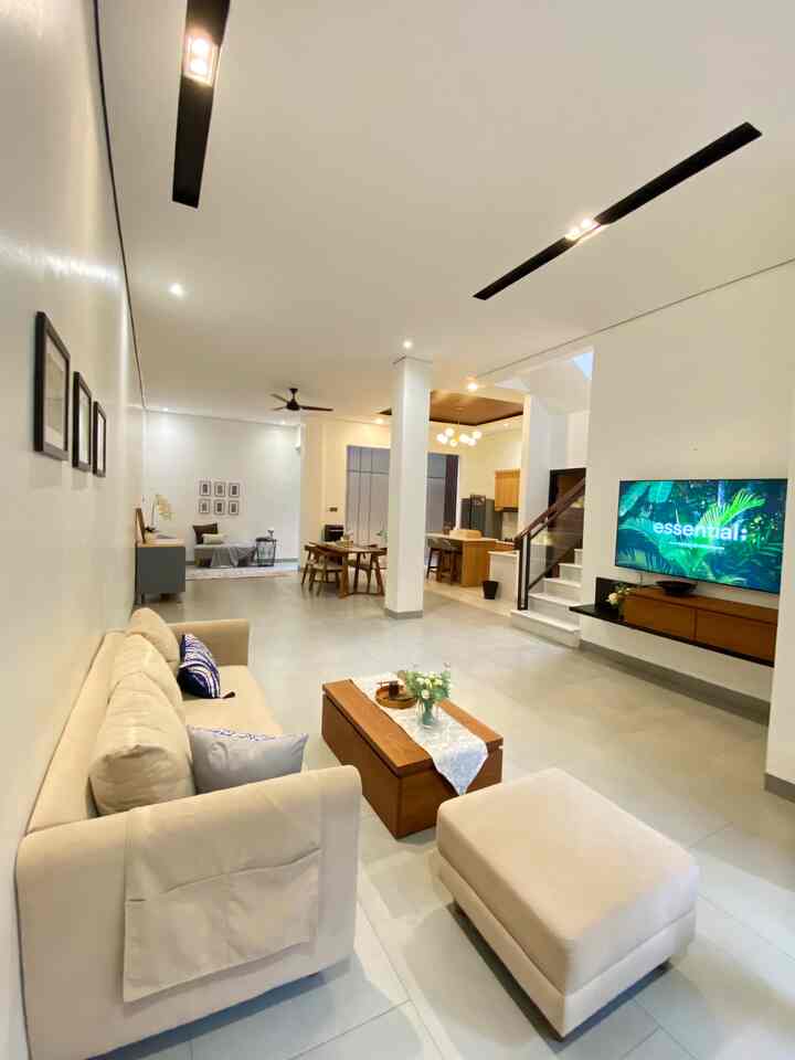 Membagi ruangan pada rumah dengan konsep open space, jadi di lantai 1 ini terbagi atas 3 ruangan (ruang keluarga, ruang makan dan dapur) tanpa kamar tidur, tujuan nya agar anggota keluarga tetap saling berinteraksi walaupun dengan kegiatan masing2 😊 
#mydreamhouse #bighouseinpo #rumahbesar #minimalist #livingroom #openspace #depok