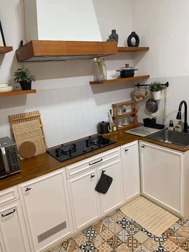 ‘Kitchen’ ruangan yg menurutku special & selalu membuatku tertarik. Ditempat ini kita bisa mencurahkan rasa kasih sayang terhadap keluarga dalam bentuk makanan 🤍🤎
#kitchen
#dapurcantik 
#penataandapur
#dekorasidapur 
#myhomejourney 
#ceritarumahku 
#myfavoriteroom