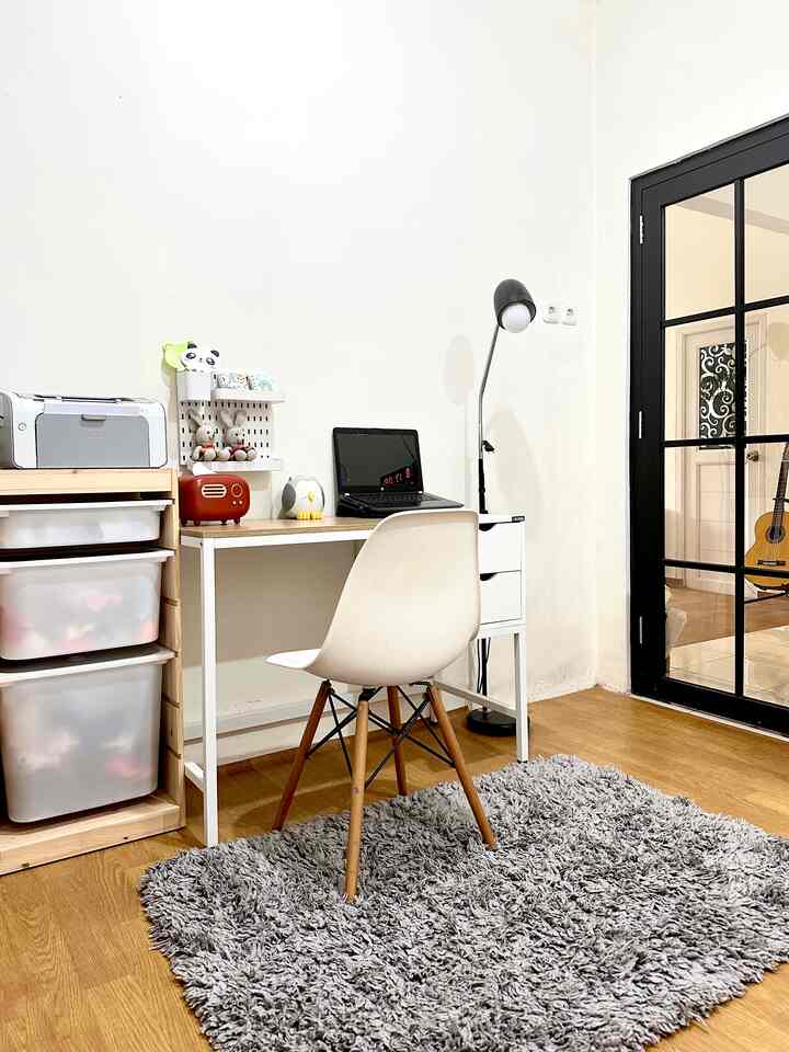 Untuk kamar anak, kami memilih warna natural seperti putih, cream, hitam dan abu-abu. 

#kamaranakperempuan 
#kamaranak
#kamarminimalis
#mejabelajar 
#lemarianak
#designkamaranak
