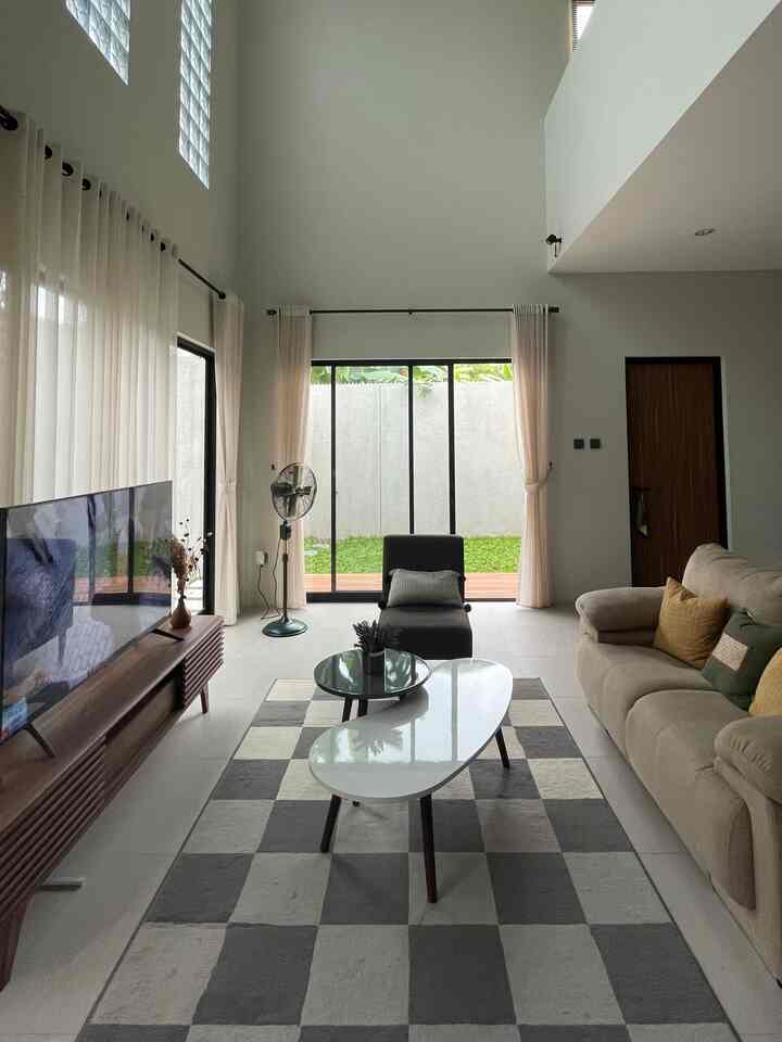 ruang berkumpul kalau lagi ada teman / keluarga yg dateng, bisa jadi ruang tamu atau ruang keluarga karena sebenarnya ini konsep open plan dimana ruang keluarga menyatu dengan ruang makan dan dapur juga 🤍 jadi ini adalah tempat paling favorit dirumah 🏡❤️

#RuangTamuAesthetic
#RuangTamuCantik
#MakeOverRuangTamu
#CurvedHouse
#Bekasi
#OpenPlan