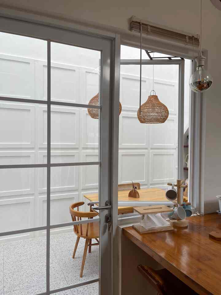 Inspirasi Ruang Makan Aesthetic✨

Helloo O!House Friend!

Yang butuh inspirasi ruang makan yg aesthetic merapat. Konsep ruang makanku ini senada dengan style rumah yaitu banyak menggunakan furniture kayu/rotan dengan ambience yg tenang yg ditegaskan warna cat putih. Kombinasi ini membuat ruang makan terasa lebih nyaman dan indah dilihat 🤗

#mydreamhouse #bighouseinspo #rumahbesar #rumahcluster #INAFHome #scandinavian #rumahnyaman #inspirasirumah