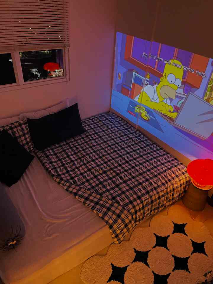 Dinding seperti kanvas kosong, warna dinding putih juga memberikan keuntungan lain seperti membuat kamar tidur terasa terang & lapang ✨ saat malam tiba, bisa digunakan sebagai layar projector untuk menonton, dengan cahaya yg lembut Nuansa Ruang tidur menjadi lebih nyaman 🌻.

#cozybedroom
#dekorasikamartidur
#inspirasikamartidur
#selasarapt
#tinyapartment
#kamarestetik
#ikea

