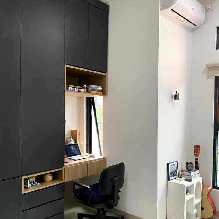 Ini adalah ruangan yang menurut kami estetik karena terdapat wardrobe yang bergandeng dengan meja kerja. Selain itu, adanya laci terbuka di wardrobe juga membuat suasana ruangan tampak lebih hidup karena kami bisa menampilkan dekorasi- dekorasi kecil yang kami miliki ✨

#aestheticroom #aesthetichoomdecor #homestyling #wardrobe #mejakerja #ghibli #dekorasilowbudget #inspirasilemari