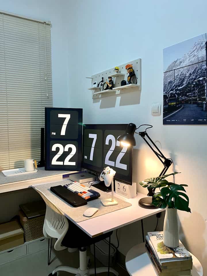 Meja kerja minimalis Black and White ⚫️⚪️

Kamar kedua yang ada di rumah ini digunakan sebagai ruang kerja bagi suami yang saat ini masih WFH. Dekorasi yang kami gunakan yaitu tema black and white minimalis. Perpaduan monitor bewarna hitam membuat kami memutuskan untuk membuat tema yang senada juga.

Barang dekorasi yang cukup simple tapi sesuai dengan kebutuhan dan peralatan penunjang kerja juga seperti kalender meja serta lampu untuk menambah nuansa warm aesthetic🌿

#BedroomDecoration #BedroomInspiration #BedroomStyling #dekorasiruangkerja #inspirasiruangkerja