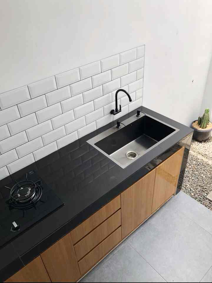 Sentuhan industrial di dapur nord hois dengan pemilihan lantai cement look, HPL kabinet raw wood dan top table black

 #kitchen #industrialkitchen #nordhois