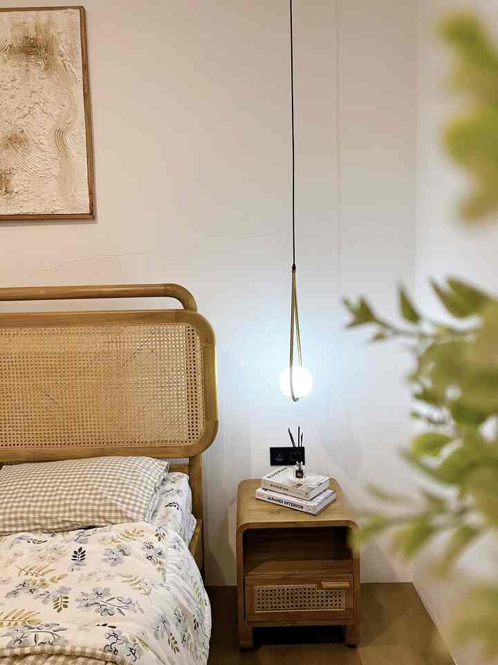 Salah satu spot favorit di kamar,, 

#kamartidur 
#bedroom
#japandi
#sprei 
#lampugantung 
#dekorasirumah 