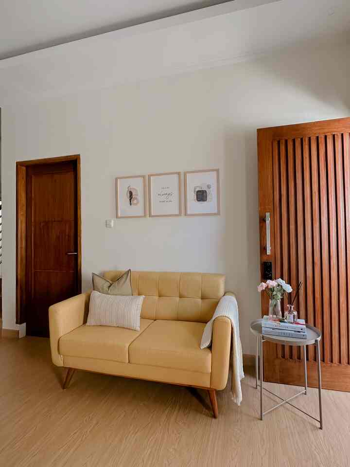 Selain bikin kabinet tv custom, aku juga suka sedikit mendekor ruang living room secara simple gini 😍

Buat drakoran jadi lebih nyaman deeeh hehe 😆

——

#customfurniture #personalizedfurniture #uniquefurniture 
#homeinspo #homedecor #homedecoration  #homeinspiration #homesweethome #homeideas #instahome #instadecor #desainrumah #desainrumahminimalis #rumahkecil #inspirasirumah #inspirasirumahmungil #tinyhome #smallhouse