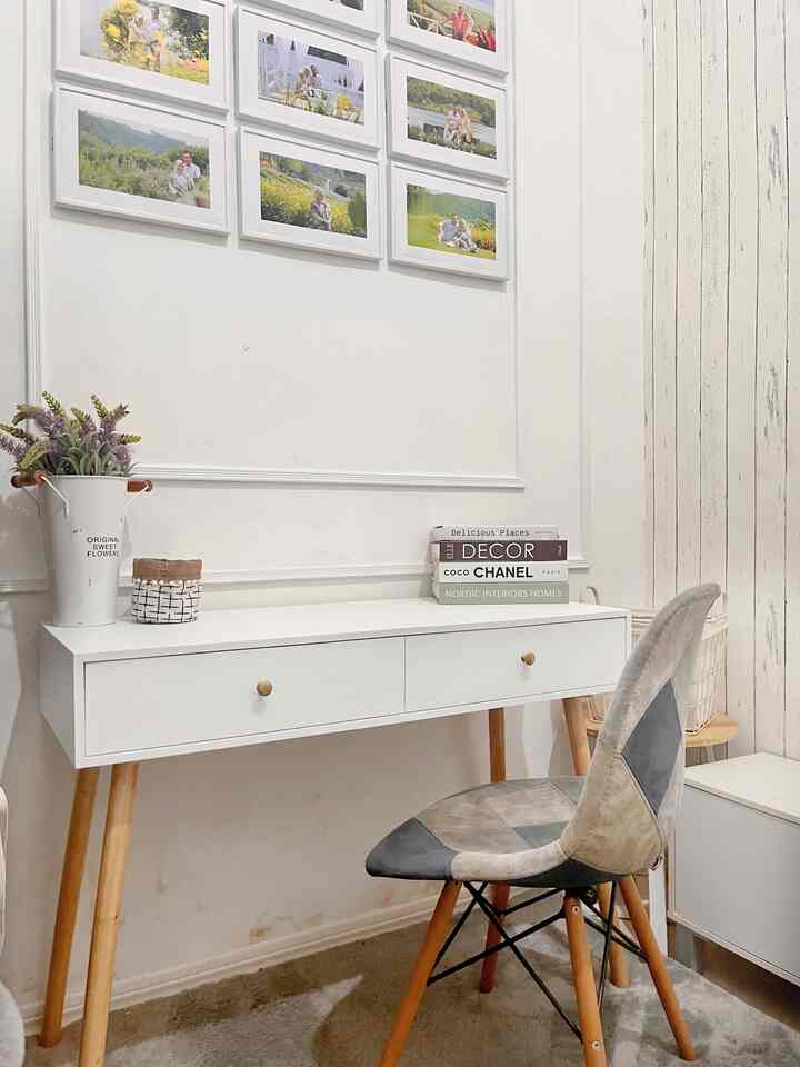 Area kerja ku dirumah, simple
Sebuah meja berukuran 100x40cm 
Dan kursi yang empuk.
 #rumahanisyasmine #scandinavian #farmhouse #rumahcantik #americanclassic #areakerja #ruangkerja 