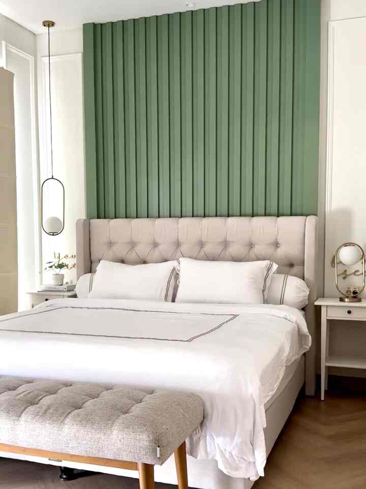 Inspirasi kamar tidur utama, dengan menambahkan aksen backdrop berwarna hijau sebagai center of point #masterbedroom #americanclassic #32m2 #rumakoes #varnessfloor #jotun #taco #idedekorasi 