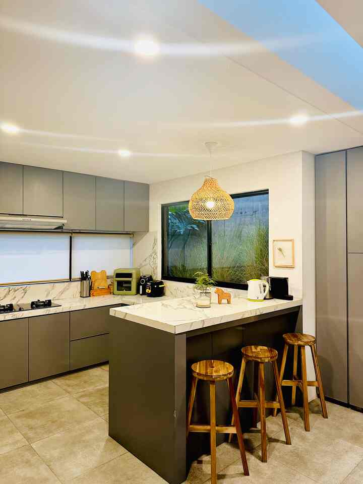 Halo semua 😊
Kali ini aku mau share beberapa item yang aku gunakan untuk makeover area kitchen RFL house untuk memberikan suasana baru dengan budget yang ringan , tapi tetap estetik.
Budget yang aku gunakan untuk me-redecorate dapur aku ini, kurang lebih hanya berkisar 1jt rupiah lohh 😊 
Semoga menginspirasi yaa 😊

#lowbudgetkitchen #lowbudgetkitchenmakeover #lowbudgetkitcheninspiration #kitchenmakeover #kitcheninspiration #scandinaviankitchen #roommakeover

