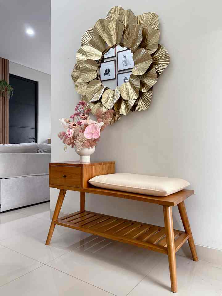 Foyer adalah sebuah ruangan di dalam rumah, yang berada setelah pintu masuk dan menjadi sebuah peralihan antara ruang tamu. Soalnya di rumah 43 tidak ada ruang tamu nya by the way hihi 🤭 

Ini area foyer di rumah 43 dgn pemilihan meja berbahan kayu jati & aku beri pemanis bunga artificial di atasnya. Plus ada kaca besar hadiah dari mamaku hihi jd makin pantes yaa jd foyer area💕

#foyerarea 
#homedecor 
#aestheticroom 
#aesthetichomedecor 
#entrancearea 
#homestyling 

