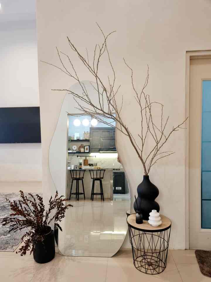 Sudut estetik favorit. Kali ini temanya ala2 mamba, dark tone dg black sbg warna statement nya✨ #insiprasidekor #homestagram #homeinspo #homedecor #cerminestetik #cermincurve #homedesign 