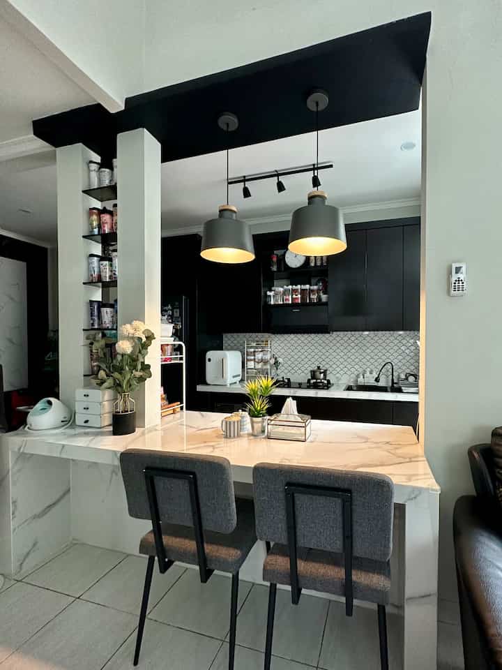 • Kitchen-Dining Room at Himfari’s House •

Hello O!House friends, ruangan ini adalah ruang makan sekaligus dapur di Himfari’s House.

Menyiasati space yang terbatas, dapur hanya bisa dibuat di satu sisi saja dengan panjang 3,5m (sudah termasuk space untuk lemari es side-by-side) dan ruang makan dibuat menyatu dengan dapur, sehingga meja makan dapat difungsikan juga sebagai preparation table saat memasak.

Di tengah-tengah ruangan ini, terdapat kolom struktur yang tidak bisa dipindah, sehingga kami tambahkan satu kolom lagi kemudian dipasang ambalan, jadi kolom yang berada di tengah ruangan justru bisa dimanfaatkan sebagai display area untuk memajang koleksi tumbler.

Semoga menginspirasi, ya 😃

#BTNOAS5

#kitchendesign #kitchenstyling #diningroom #kitchen #minimalis #ruangmakan #dapurmodern #desaindapur 