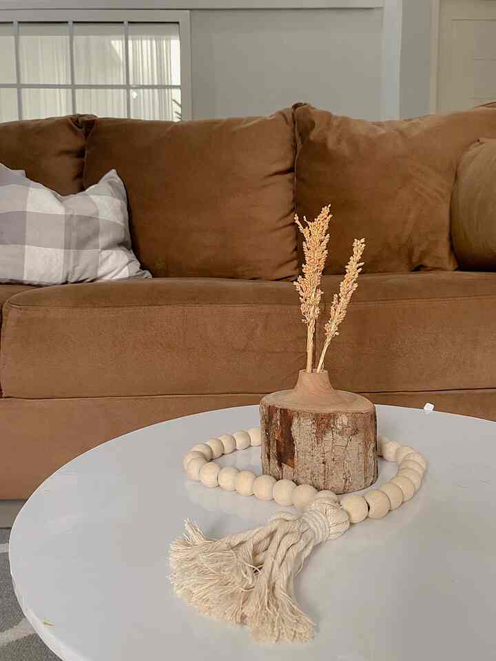 Gaya sederhana, ingin tercapai nuansa ruangan yg rapih, tidak terlalu penuh dengan furniture atau dekorasi yg menumpuk, menggunakan warna earth tone dan menambahkan sentuhan kayu yang bersifat natural

Mungkin bisa disebut dengan scandinavian minimalis ✨

Untuk tema ini, aku selalu utamakan memilih dekorasi yg mungil dan berunsur alam. Seperti wood garland beads ini, harganya sangat terjangkau. dengan sentuhan kecilnya dapat menambah kesan manis tapi tidak kelihatan penuh 

Temen temen suka dgn tema ini juga ga? Hehe 

Semoga menginspirasi ya 🫰🏻✨

#decorativesitems #roomstyling #roomdecor
#yositriaa #90m2 #rumahdeveloper #tinyhouse #scandinavian #minimalis #whiteandwood #aesthetic #livingroom #rumahminimalis