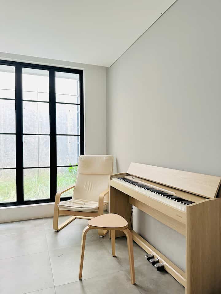 • Entertainment Room .
Ini merupakan salah satu ruangan di RFL House yang sering kami gunakan untuk bersantai sambil membaca buku & bermain piano.
French door besar yang juga merupakan akses ke private backyard juga, menjadi salah satu point of interest di ruangan ini.
Agar ruangan ini semakin estetik, kami juga memilih menggunakan furniture dengan nuansa light oak dan beige, berpadu dengan nuansa ruangan yang monochrome, membuat ruangan ini terasa lebih hangat dan nyaman 😁
Disini aku akan spill beberapa barang yang aku gunakan di entertaiment room ini ya. Semoga bermanfaat 😁

#homedeco #roomdeco #hobbyroon #entertainmentroom #scandinavianhouse #housetour #musicroom #scandinavian #roommakeover