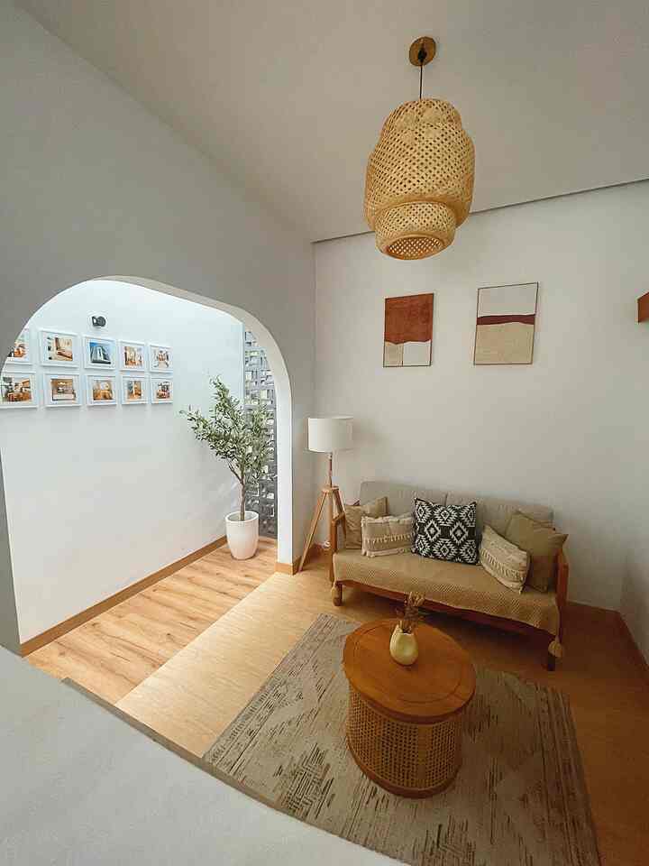 Colour pallet dirumah ini 

selain menggunakan warna putih pada dinding, penggunaan warna-warna dan motif kayu, coklat muda, coklat tua dan beige 
Dimulai dari lantai motif kayu, furniture kayu. Kemudian menambahkan warna coklat pada walldecor dan cushion cover serta throw blanket yg senada
Kenapa memilih palet warna kayu dominan beige, coklat muda dan coklat tua, karena ingin menghadirkan “kehangatan” dan “natural “ dalam rumah
Tak lupa, menambahkan warna hijau dari tanaman artificial biar tetap “fresh” dan tidak monoton coklat dan beige.
Selain itu penggunaan color pallete ini juga membuat kesan luas utk rumah yg terbilang mungil ini.

#BringColorsToMyHome #HomeColorPalette #HomeColorDesign #NeutralColor #Scandihome #ScandiBoho #SplitLevelHouse #LivingRoomDecor