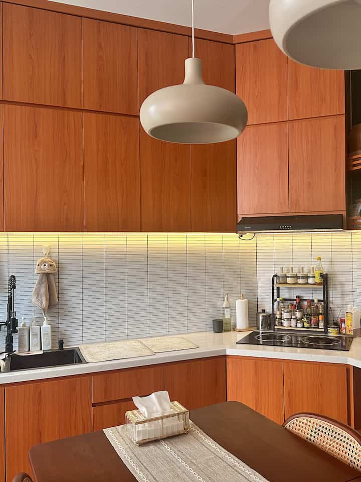 Salah satu sudut favoriteku, Dapur! Yess, bener banget.. aku suka banget masak geng. Alhamdulillah suami support banget buat bikin dapur yang estetik biar istrinya semangat memasak hihihi
Salah satu caranya biar bikin dapur ini jadi estetik adalah dengan bantuan design interior. Dapur ini kami custom dengan material hpl dan juga solid surface untuk top tablenya.
Di lengkapi dengan sink hitam yang cukup tricky merawatnya dan juga kompor listrik. Kenapa listrik? Karena suamiku gamau ribet pasang lepas tabung gas. 
Nah next nanti aku kasih tunjuk apa aja yang ada di dalem lemari lemari kitchen set ini.


#bangunrumah #renovasirumah #arsitekrumah #interiordesigner #kitchenset #kitchenaesthetic #customfurniture #personalizedfurniture #uniquefurniture #hpl #solidsurface #aestheticfurniture #semarang #homedecor #decorenthusiast #livewithkids #rumahmungil



