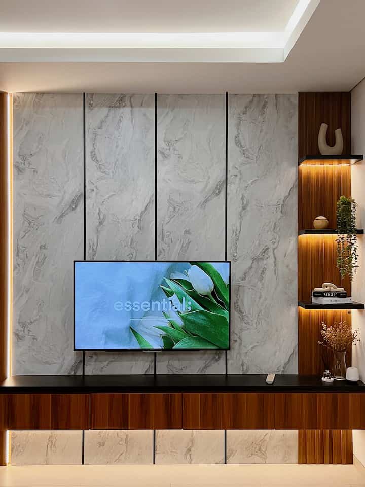 Hello Ohouse friends!

Meet the new members of the living room at rumah_veyla..
Yesterday I just finished making over the TV backdrop...
I chose brown wood, black and marble which tend to be dark so that it still has an industrial feel...
Try styling small decorations for the shelves.
What do Ohouse's friends think?

#smalldecoration
#decorationinspi
#House ornaments
#homegoods
#roomknacks
#livingroom
#family room
#sitting room
#industrial
#modernhome
