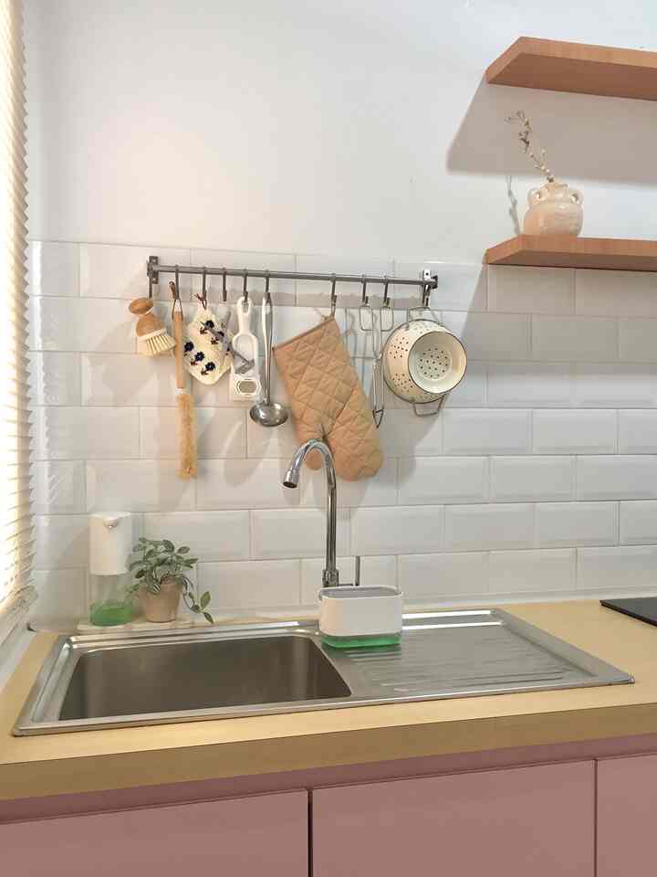 Happy sunday, chingudeul!

Dari dapur lagiii hehe, yg kebetulan lagi rapi karena hari Minggu libur dipake masak😂 Kalo kalian tim masak apa enggak di hari Minggu?😆

#KitchenDecoration #KitchenStyling #KitchenIdeas #DapurColorful #DekorasiDapur #Minimalist #Colorful #KitchenInspiration #KitchenInspo