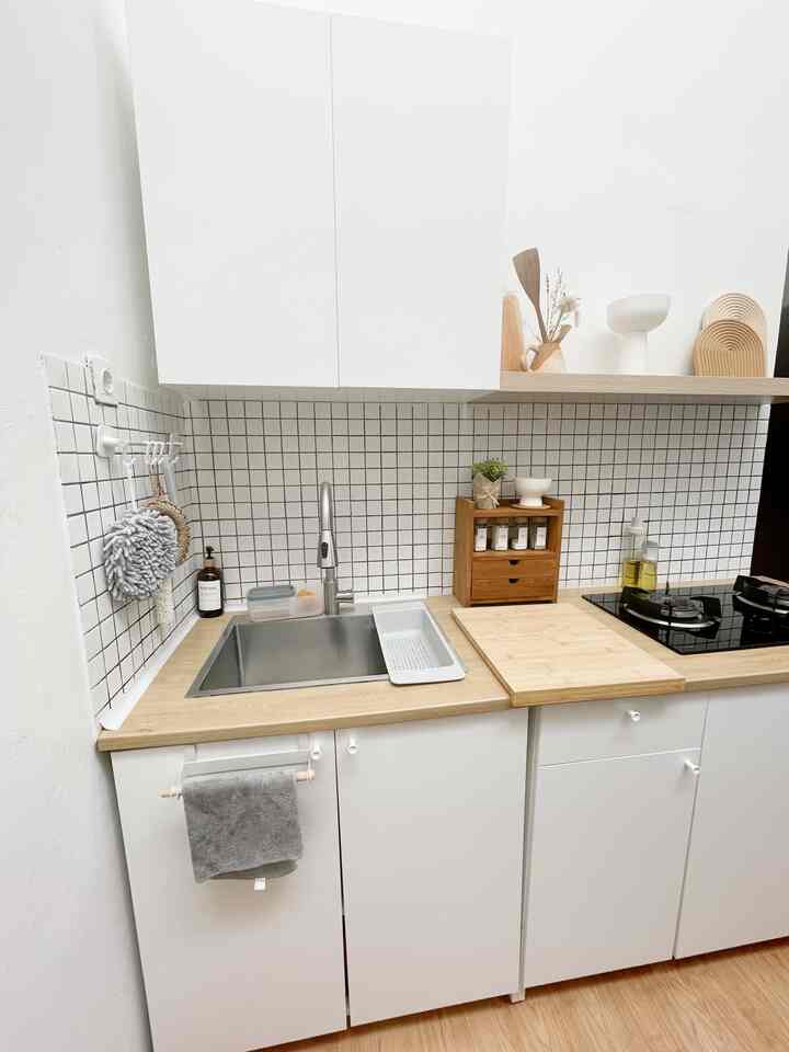 Dapur mungil ini ukurannya hanya 2,5m, kami sengaja memilih kitchenset ikea yang langsung jadi karena selain hemat budget desainnya simple cocok dengan tema rumah kami

Di slide - 1, kami memilih dekorasi rak kayu jati yang multifungsi karena selain bisa digunakan sebagai dekorasi juga dipakai untuk tempat bumbu 
Lacinya juga dapat dimanfaatkan untuk barang dapur lainnya

Di slide 3 dan 4 ada tropley dapur multifungsi,
kami pilih warna white n wood agar matching dengan tone kitchen set
Dibagian pinggirnya ada space untuk menyimpan bahan makanan sehingga terlihat lebih rapi dan cantik

#rumahmungil #tinyhouse #nevertoosmall #rumahcluster #rumahdeveloper #inspirasirumah #rumahtipe60 #rumahmini #dapurmungil #dapurkecil 