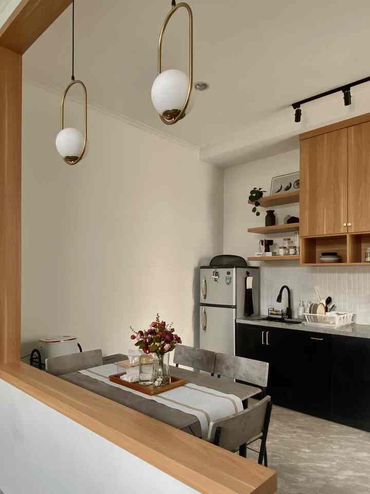 Kitchen & Dining Area.

Selain kamar ini salah satu tempat kami untuk spend time bersama. Kami berdua suka masak, salah satu quality time favorit kami yaitu prepare & cook our food for breakfast / dinner. Di meja makan juga kami sering berbincang santai.

Untuk menata ruangan ini kami cukup excited karena ini salah satu ruangan yg kami impikan saat renovasi rumah, punya kitchen set yg rapi, estetik, dan nyaman. Kami menata dengan dekoratif yg simple, timeless, dan memiliki tone warna senada dengan kitchen set. 

Tips untuk menata kitchen & dining area menurutku harus masih dalam satu area yg sama (tidak pisah ruangan). Usahakan dan pertimbangkan kitchen area memiliki space yg cukup luas untuk dapat melakukan aktivitas di dapur dengan nyaman.  

#KitchenRoomDecor #DiningRoomideas #Kitcheninspiration #homestagram #homedecor #minimalis #interiorrumah #inspirasirumah #tinyhome #rumahcluster #rumahmodern 