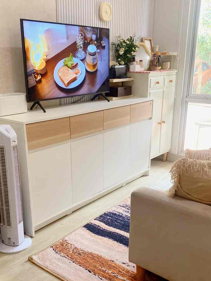 Ruang tamu mungil memiliki cahaya masuk dari jendela besar membuat ruang menjadi lbh cerah #livingroom #lemariruangtamu #ruangtamu #ruangankecil #homestagram #minimalis #rumahcluster #dekorasiruangtamu 