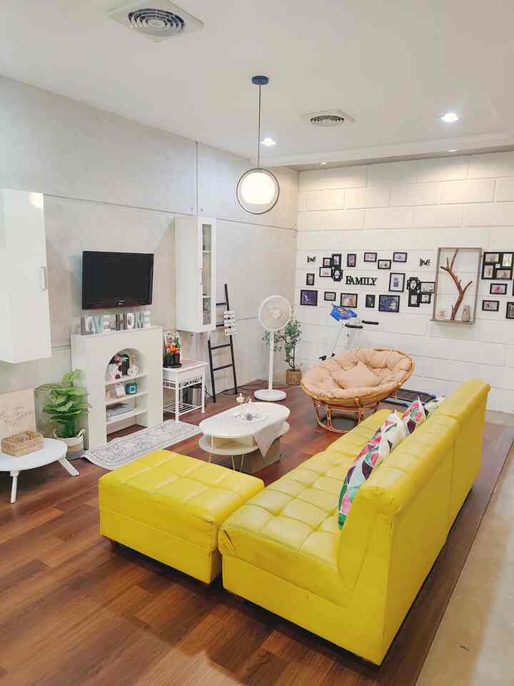 Area ruangan yang spacious dirumah adalah area Living Room dengan ukuran ( 4,5 x 8m2 ) karena selain sebagai ruang tamu ini juga digunakan sebagai area ruang keluarga , jadi dibuat luas agar lebih legah 😀
.
.
.
.
#mydreamhouse #bighouseinspo #rumahbesar #livingroom #ruangtamu 