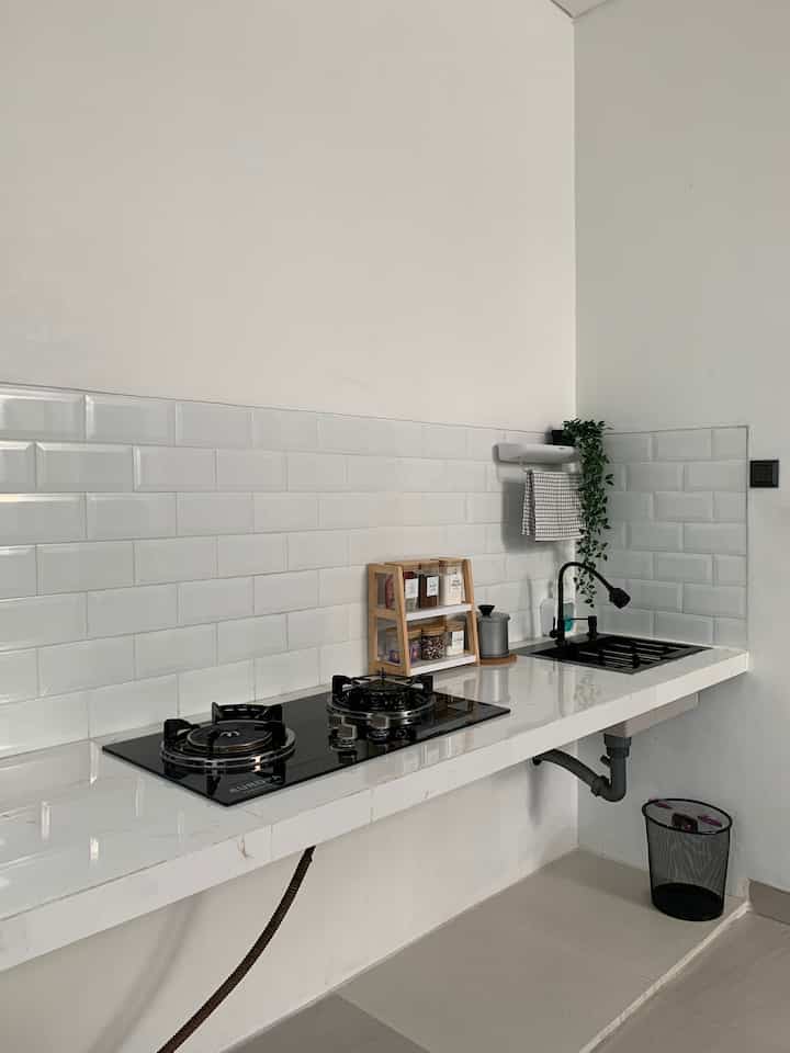Dapur segaris dengan panjang 2,4m dan tinggi 80cm.

Dapur tumbuh yang masih proses menunggu para kabinet terpasang , semoga tersegerakan biar gg sepi lagi ☺️


#rumahmungil #tinyspace #nevertoosmall #dapurmungil #dapurtumbuh #alatdapur #dapur 