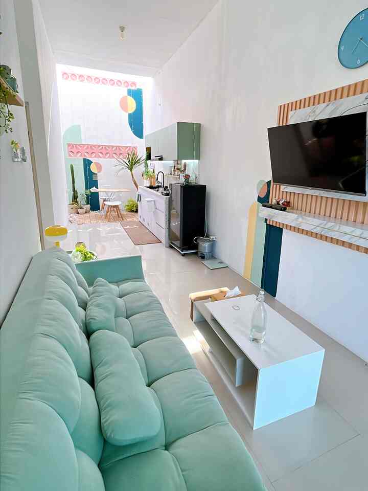 Rumah ini adalah rumah pertama sekaligus hadiah dari papa dan mama untuk aku tinggal. Karena waktu di hadiah i rumah ini belum menikah dan tidak memungkinkan untuk tinggal sendiri, maka aku pinjamkan rumah ini ke saudara. 

Setelah menikah barulah aku tinggal disini dengan melakukan beberapa rombakan. Dulu rumah ini sangat sesak dan penuh dengan anabul. Sejak aku tempati aku berusaha untuk makeover agar lebih nyaman 

#makeoverrumah #rumahpengantinbaru #rumah #rumahpedesaan #rumahdengankucing #rumahestetik
