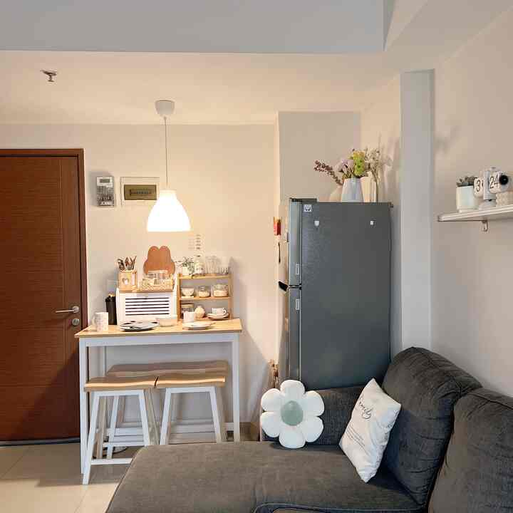 Night Situation 🛋️

Untuk menciptakan suasana yang lebih cozy di malam hari, aku menggunakan lighting yang bernuansa warm ✨

#roomdecor #livingroomstyling #livingroomdecor #nightmode #lighting #minimalistroom