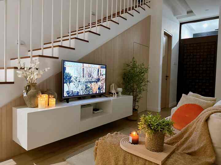 Living room sekaligus family room 😆😆
Ruangan ini hanya ada sofa 2 seater dengan kabinet tv, karena menyatu dengan ruangan lainnya jadi warna furniture serta sofa masih senada yaitu putih dan natural 😊

Seperti living room lainnya, aku hanya menambahkan dekorasi seperti pohon artificial, vas dan lilin untuk menciptakan kesan hangat saat lampu dimatikan.

#livingroomstyling #livingroomdecor #livingroommakeover #japandi #japandilivingroom #livingroominterior 