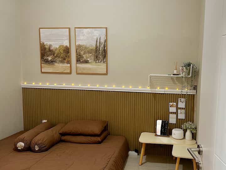 Gini biar kelihatan fancy di kamar ukuran 3x3 meter low budget..

Assalamualaikum, alhamdullillah ini kamar yang baru minggu lalu aku make over dengan low budget. 

Kalau kita lihat di instagram lagi booming yah kamar pake dekorasi wall decor/wall panel. Jadi aku mau kasih tips penataan biar fancy yaitu setiap kita mau buka pintu yang di tonjolkan bidang yang mau di dekorasi.. 

Jadi buka pintu kelihatan dekorasi lukisan, wallpanel, coffe table dan kasur..

Karna aku mau tetep low budget, jadi aku pilih panel dowel by java wallpaper yang harganya per pcs nya 35k/pcs. Disini aku perlu 20 pcs untuk bidang lebar ukuran 3 meter. 

Lalu untuk lis putihnya ini aku beli di mitro 10 yang ukurannya 2,5 meter. 1 pcs harganya 60k dan aku butuh 2 pcs. 

Lalu lampunya sendiri, karna udah mentok gak ada ide mau nyambungin lampu ke saklar jadilah ide pake lampu camping yang pake batrai, masangnya tinggal di selipin aja. Harganya juga affordable cuma 40k ^.^ 

Oh yah kenapa saklar jadi deket kasur karna posisi lemari ada di depan kasur. Kalau kasur posisinya di depan pintu. Dan lemari masih di posisi yang sama, agak sulit untuk masuk kamar, karna kasur yang aku pilih ini ukuran 180x200m 

Lukisannya aku beli di casa decor, harganya dari 200k 

Lalu untuk ambalan jaring ini, menurut aku mempercantik suasana kamar yang cozy. Aku belinya di ikea seharga 170k

Lalu untuk coffe table aku pilih dari ifurnholic karna bisa multifungsi untuk meja kerja, walaupun pegel yah kalau duduk sila kelamaan hehe ^.^ 

Gpp lah yang penting low budget. 

Pada intinya mau lihat fancy harus berani dulu. Kalau mau ngambil banyak warna. Beranikan. Kalau suka yang warm. Asiknya pake warna-warna netral..

Kalau kita hitung total budget yang aku keluarkan untuk dekorasi kamar biar fancy sekitar 4/5 juta. Include dengan seluruh barang di dalam kamar dan semua perintilannya

#FancyBudgetMinim
#LowEffortFancy
#SpillDecorLowBudget 
#scandinavian #minimalist #rumahcluster #rumahdeveloper #bogor #decorlowbudget #rumahmungil #45m2 #livewithkids

