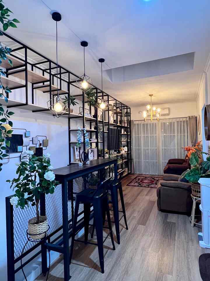 Ruangan ini adalah ruangan yg paling luas yang kami fungsikan sebagai ruang keluarga dan tempat berkumpul jika ada tamu keluarga yg lumayan banyak. Penempatan furniture yg semuanya menempel dinding atau terletak di pinggir membuat ruangan terasa lebih lega karena terdapat ruang cukup lebar di area tengah.

Yang paling menonjol di sini adalah penempatan rak custom terbuat dari besi hollow warna hitam sebagai rangka dan papan sebagai alas rak yang menempel di sepanjang dinding ruangan ini. Dan senada dengan rak custom tersebut, kami tempatkan meja bar berwarna hitam dan coklat gelap di sepanjang railing tangga untuk kami sekedar minum kopi sambil berbincang dengan anggota keluarga lain di ruang keluarga ini. Untuk menabah kehangatan, lantai yg tadinya berwarna putih, kami lapisi dengan vinyl lantai.

Sedikit banyak tentang ruangan terluas di rumah kami. #mydreamhouse #bighouseinspo #rumahbesar