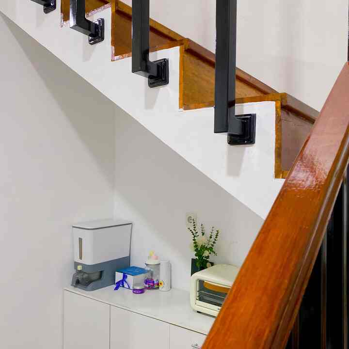 Spandrel—— ruang di bawah tangga. Saya menambahkan lemari di area ini untuk penyimpanan lebih banyak ✨

#understairs #idebawahtangga #lemaridapur #tanggakayu #dispenserberas #cabinets #tinyhouse #minimalis #jabodetabek