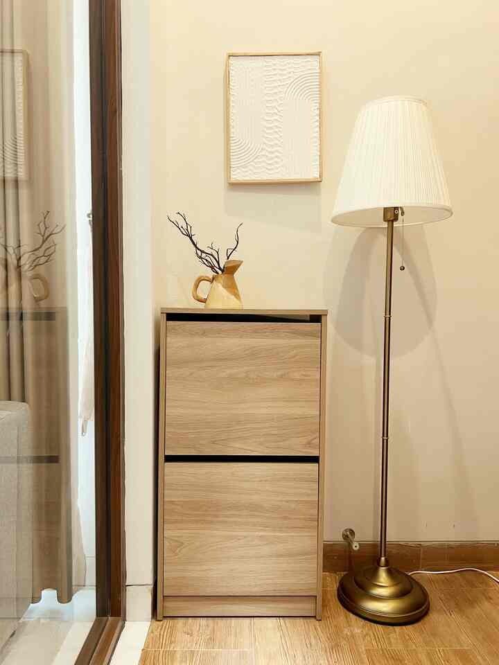 Restyling foyer area dengan mindahin standing lamp biar lebih terang.. #inspirasifoyer #stylingfoyer #inspirasiraksepatu #foyerarea #entrancearea