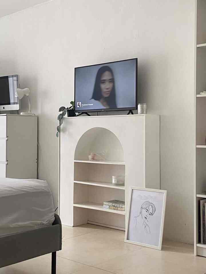 perapian tapi rak? yes! aku customized rak ini melalui salah satu e-commerce di Indonesia, dibuat langsung oleh pengrajin asal Bogor. tentunya terinspirasi dari bedroom ala korea ~ kenapa sih aku custom rak? karena belum ada brand yang menjual tipe furnitur seperti ini dan diproduksi secara massal, selain itu aku perlu menyesuaikan barangku dengan tema kamar yang berwarna putih, beruntungnya aku karena saat ini mudah sekali mencari pengrajin yang dapat menyesuaikan selera kita ke dalam produknya. 

#customfurniture #personalizedfurniture #uniquefurniture #minimalist #bedroom #koreanstyle #tangsel