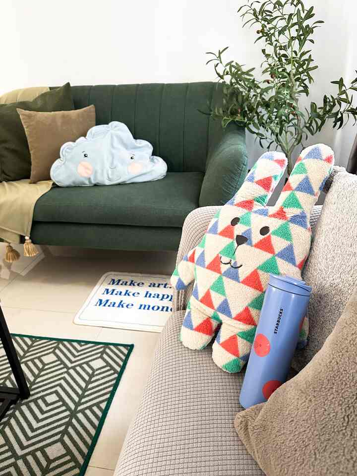 Ayooong! 🐇🩵🤍
Nama saya Rab. Saya karakter dari Craftholic, Jepang. Saya ingin membawa warna ke ruang tamu yang nyaman ini. Saya senang duduk di sini bersama teman saya Fjädermoln dari IKEA. #craftholic #ikea #livingroom