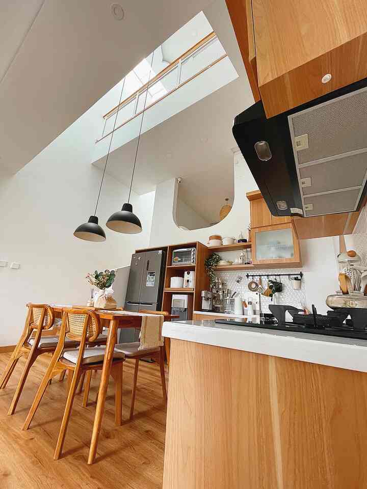 Kalau dapurnya bersih dan mengkilat, enak juga dipakai masak kan? :)

#dapur #drykitchen #dapurminimalis #dapurkering #rumahminimalis #scandihome #diningarea #kitchendecor #kitchenstuff