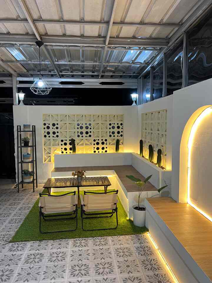 Teras rumah ini berukuran 3x4m, agar terlihat lebih ke suasana cafe, sengaja kami pakai LED di setiap sudut area taman kecil dan juga tempat duduk. Agar menambah suasana warm & hangat. 
#terasrumah  
#teras 
#terasdepan 
#inspirasiteras
#inspirasiterasrumah
#bandung
#mishahome
#rumahdevelover 
#livewithkids