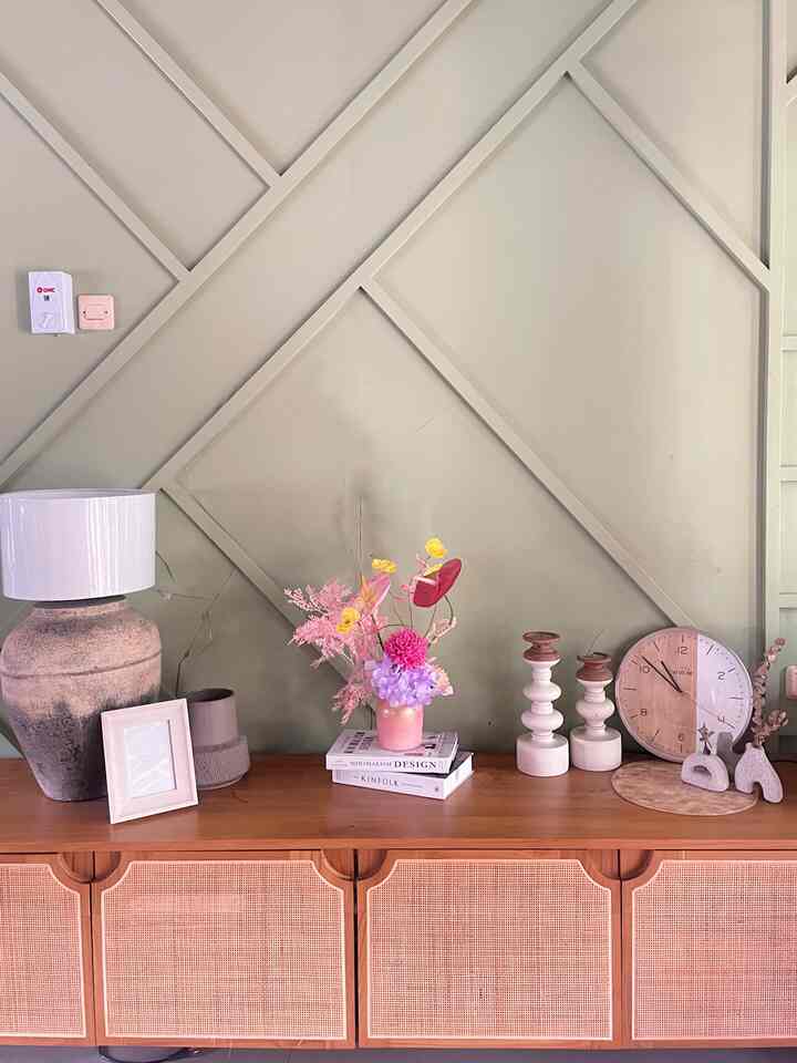 Ada banyak sentuhan akhir 'terjangkau' yang bisa membuat rumah Anda terlihat dan terasa lebih mewah namun dengan bujet rendah ✨🫶🏻
-
Ruang tamu ini saya hias dengan panel dinding berwarna hijau yang dikustomisasi oleh desainer interior @kns.archipelago, warna hijau yang saya pilih sendiri membuat tampilan @kns.living berubah total dibandingkan interior lainnya.

Saya juga menambahkan beberapa barang dekoratif yang ditata pada lemari berlaci panjang agar ruang ini lebih tertata, serta lampu meja samping agar terlihat lebih estetis karena warnanya yang natural.

Terakhir, saya memajang bunga berwarna-warni di ruangan ini untuk memberikan tampilan baru secara instan. Bunga dapat membuat Anda merasa nyaman serta mengangkat ruangan yang membosankan dan menciptakan tampilan yang mewah dan cantik. 🌷🌸🍃🪷
-
#FancyBudgetMinim
#LowEffortFancy
#SpillDecorLowbudget
#KNSLiving
#Dekorasi Ruang Tamu
#Interiorrumah