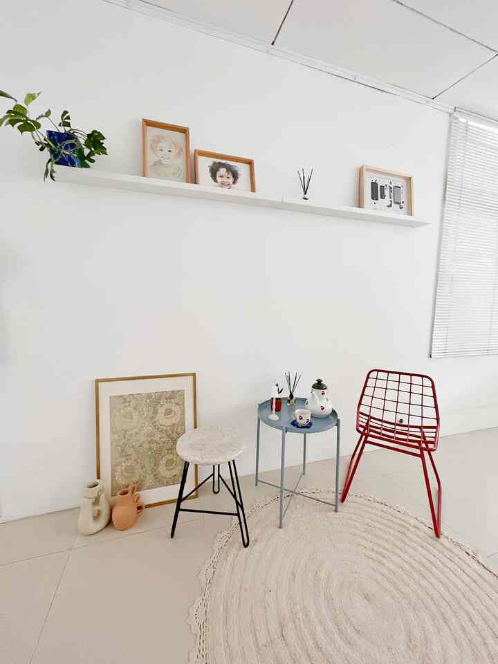 Living Room area versi minimalis.
Untuk dekorasi living room kita bisa dekor sesuai kebutuhan. Kalo misal lagi boring. Bisa kita ubah menjadi minimalis kaya gini. Buat duduk” enjoy bareng temen deket. 
Pemilihan barang jg penting. Cari yang jangan terlalu besar. Agar ruangan tidak terasa sempit yah 😍🥰

#RuangTamuAesthetic #RuangTamuMakeOver #MakeOverRuangTamu #RuangTamuCantik #ruangtamu #Livingroom #rumahantik #rumahjadul #minimalis